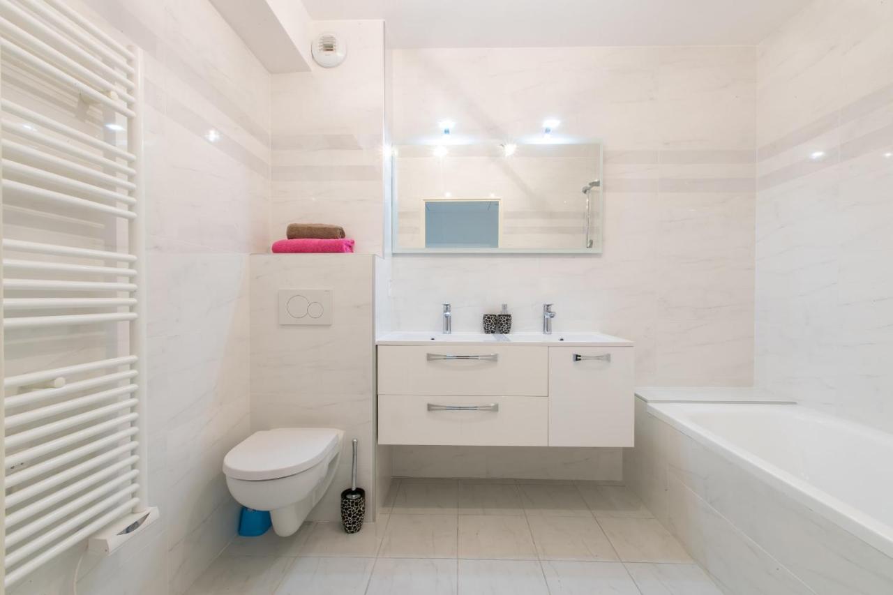 Renovated 2-Br Apartment With Terrace And Pool カンヌ エクステリア 写真
